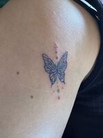 腕tattoo　カラーの蝶