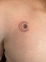胸元tattoo　月と陽の目