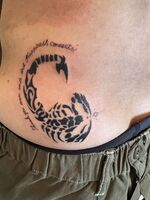 脇腹tattoo　トライバルのサソリ