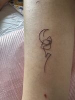 腕tattoo　月と女性