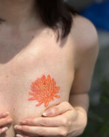 胸元tattoo　菊の花