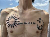 胸元tattoo　太陽と月レタリング