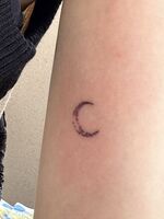 腕tattoo　小さな月