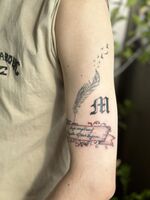 腕tattoo　リボンとイニシャルM