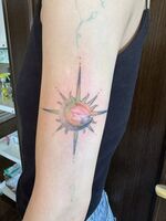 腕tattoo　カラーの太陽と月