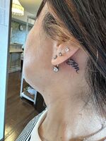 耳裏tattoo　推しイニシャル