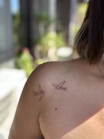 肩tattoo　2匹のツバメ