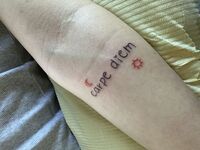 腕tattoo　文字と花わっか