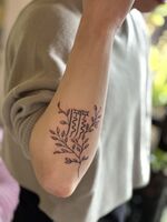 護符と植物のtattoo