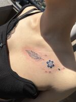 鎖骨に羽とお花のtattoo