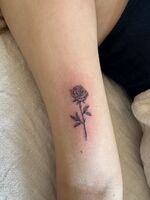 腕Tattoo　ワンちゃん　バラ