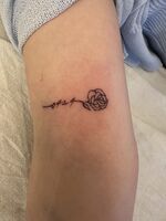 腕Tattoo　レタリング　バラ