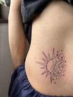 お腹Tattoo　太陽と花
