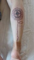 ふくらはぎTattoo　向日葵とレタリング