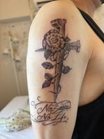 腕Tattoo　バラの茨レタリング