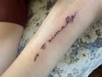 腕Tattoo　レタリング　ハッピーに