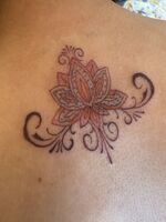 背中Tattoo　ご自身のお店の蓮のロゴ